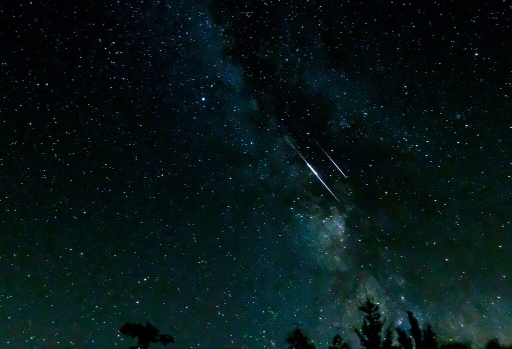 Questa immagine ha l'attributo alt vuoto; il nome del file è shooting-stars-3607859_1920-1024x699.jpg